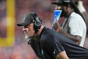 8952887_web1_2025-10-13T041754Z_874599637_MT1USATODAY27312271_RTRMADP_3_DETROIT-LIONS-HEAD-COACH-DAN-CAMPBELL-WATCHES-A-PLAY-AGAINST