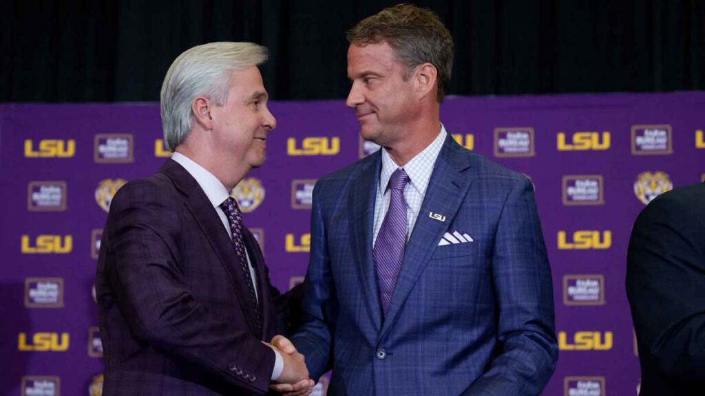 Lane-Kiffin-hand-shake