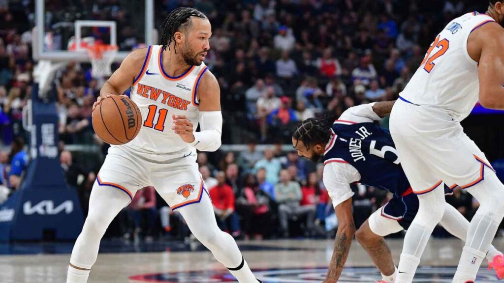 Jalen-Brunson-receiving-a-screen-from-Karl-Anthony-Towns